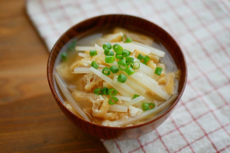 木製のお椀に大根の皮の味噌汁が盛られている