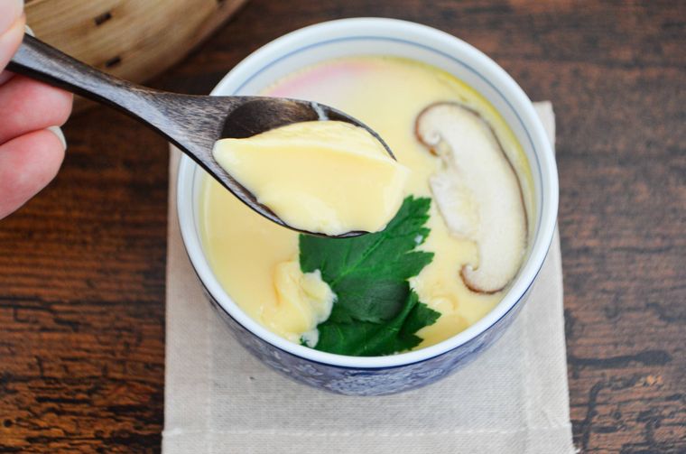 茶碗蒸しすくっている様子