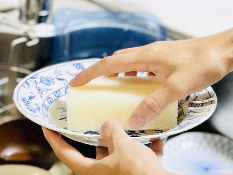 スポンジで皿を洗っている様子
