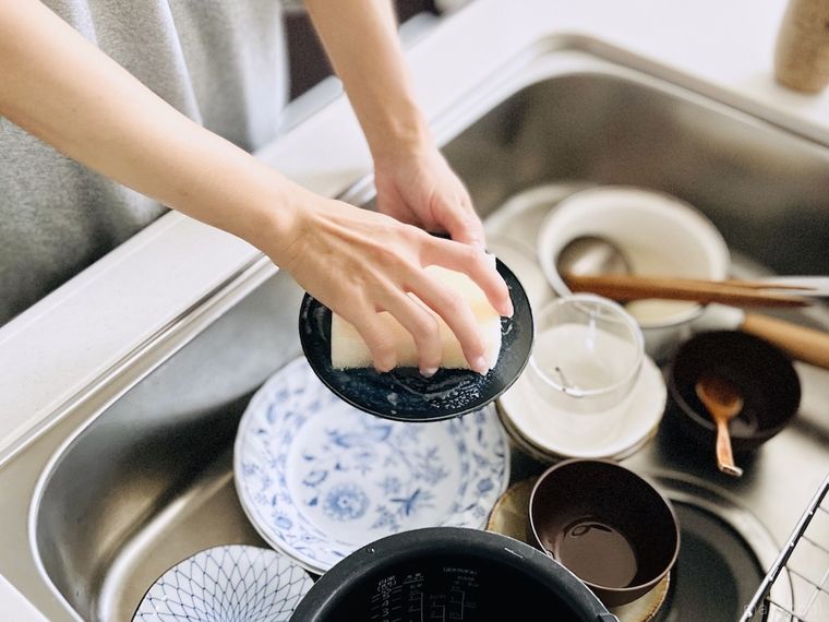 食器を洗っている様子