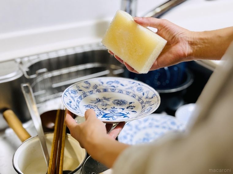 皿を洗おうとしている様子
