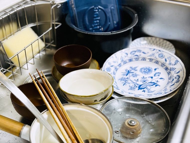 シンクに食器が山積みになっている様子