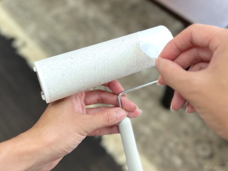 コロコロのシートを剥がしている様子