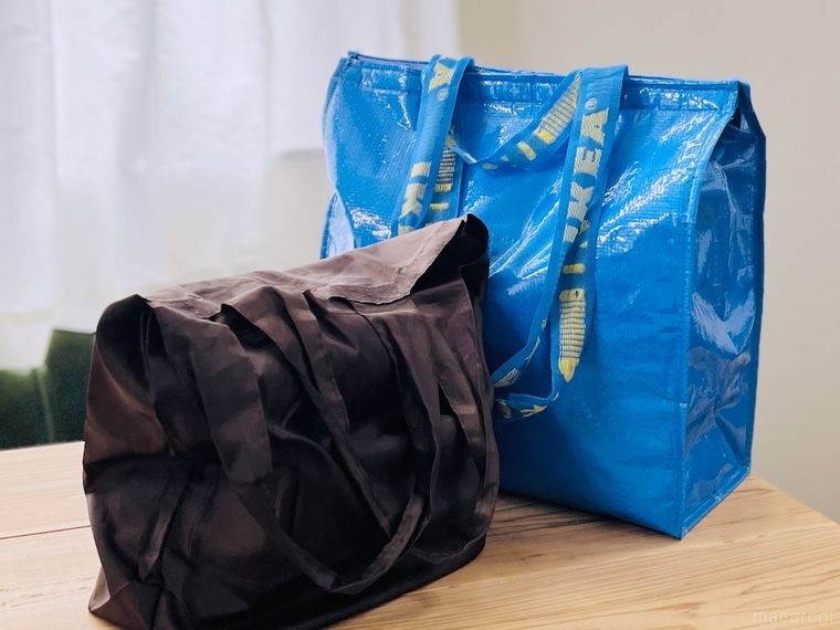 荷物がたくさん入ったエコバッグが2つ置かれている様子