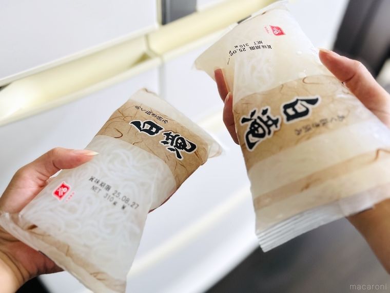 しらたきのパッケージを2個持っている様子