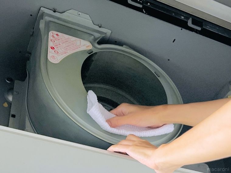 換気扇を拭いている様子