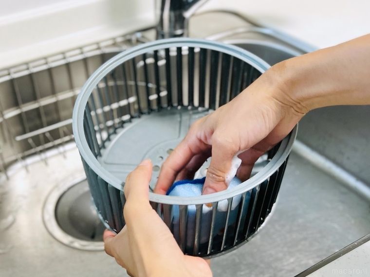 換気扇をスポンジで洗っている様子
