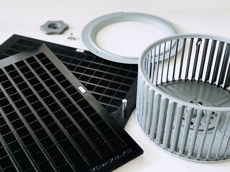 換気扇をバラバラに外した様子