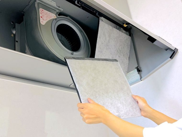 レンジフードのフィルターを外している様子