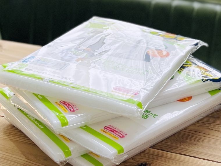 机の上に換気扇のフィルターが置かれている様子