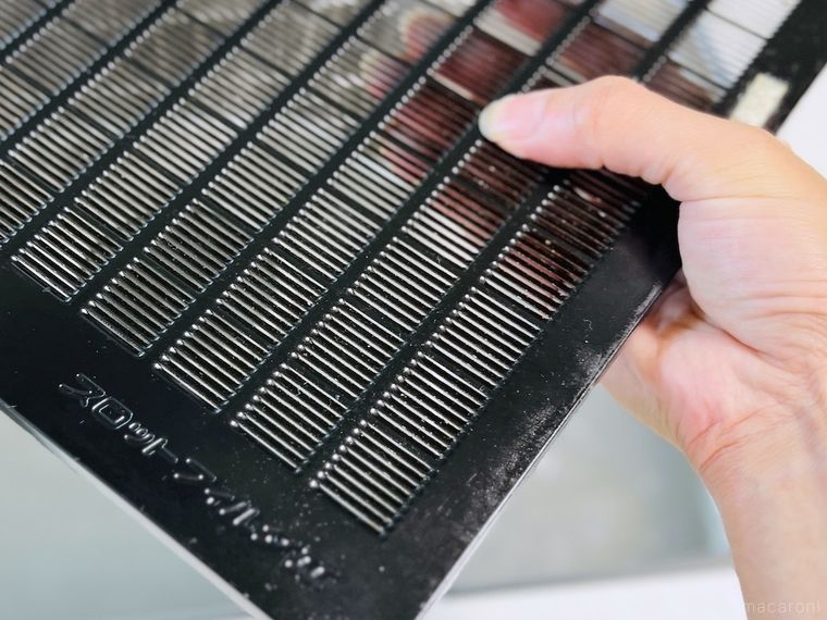 レンジフードのフィルターを手で持っている様子