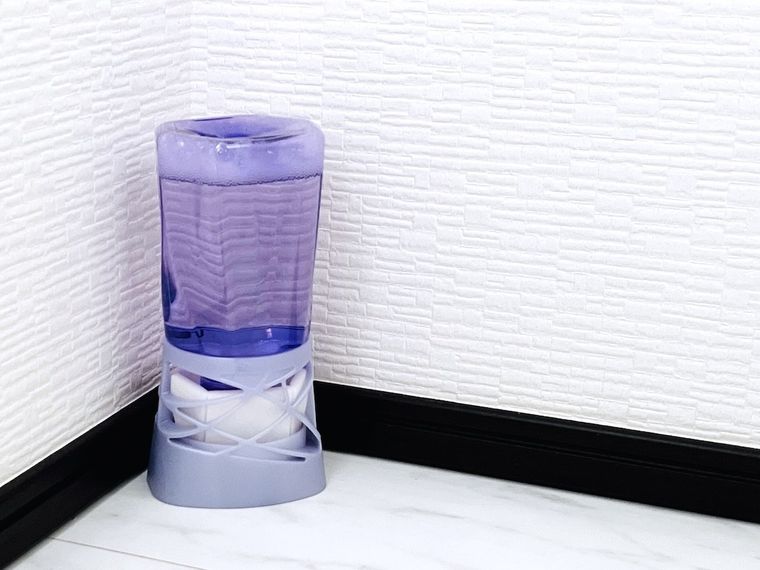 トイレの片隅に芳香剤が置かれている様子