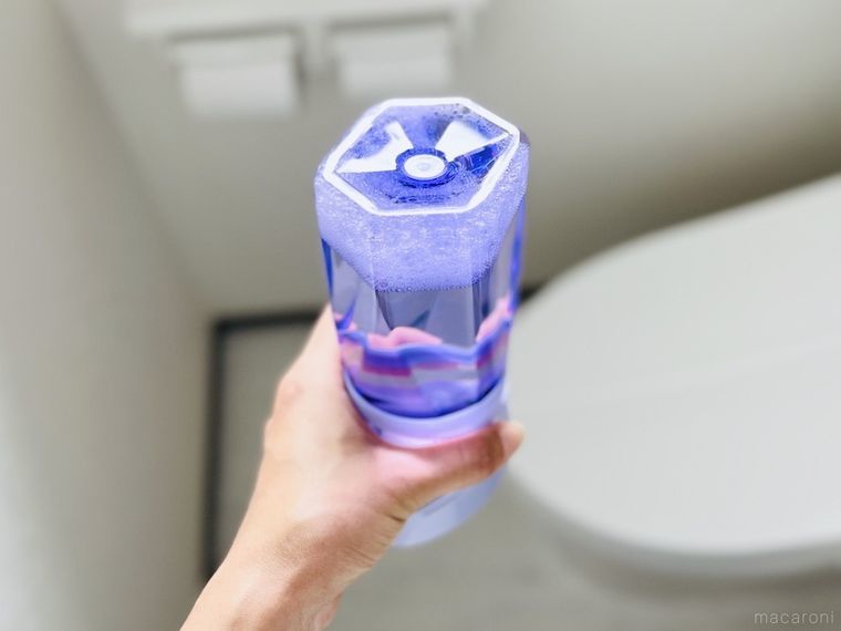 トイレの芳香剤を手で持っている様子