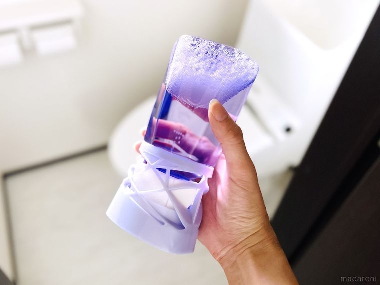 トイレの芳香剤を手で持っている様子