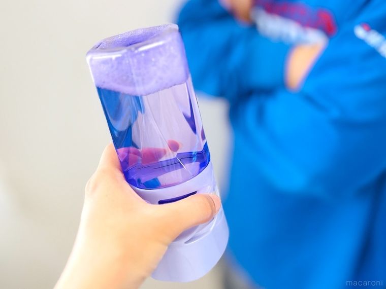 トイレの芳香剤を手で持っている様子