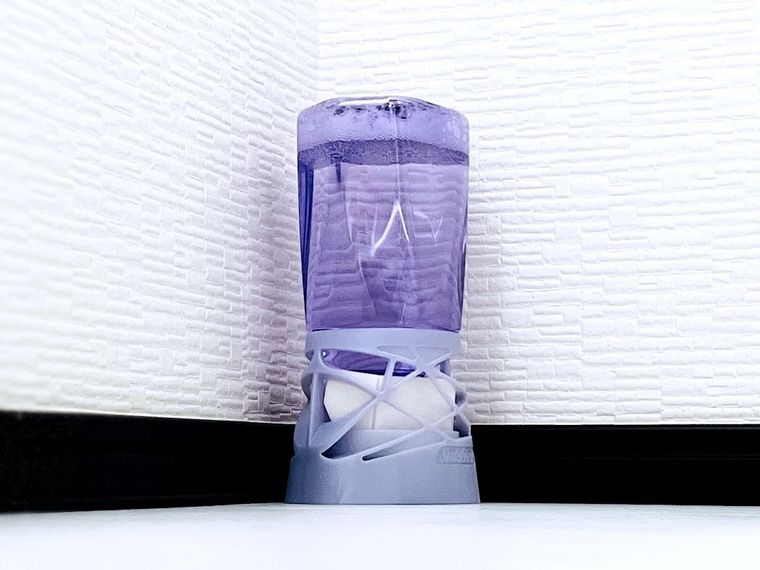 トイレの片隅に芳香剤が置かれている様子