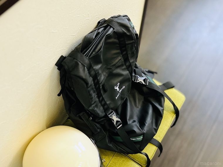 スツールの上にリュックが置かれている様子