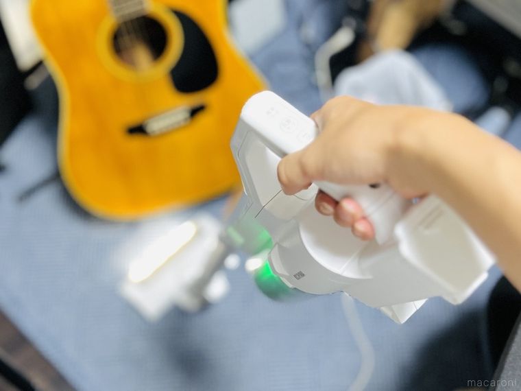 掃除機をかけている様子