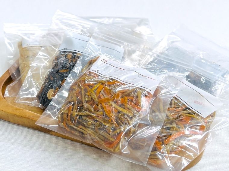 おからの煮物、ひじきの煮物、きんぴらごぼうを小分けにして保存袋に入れた様子