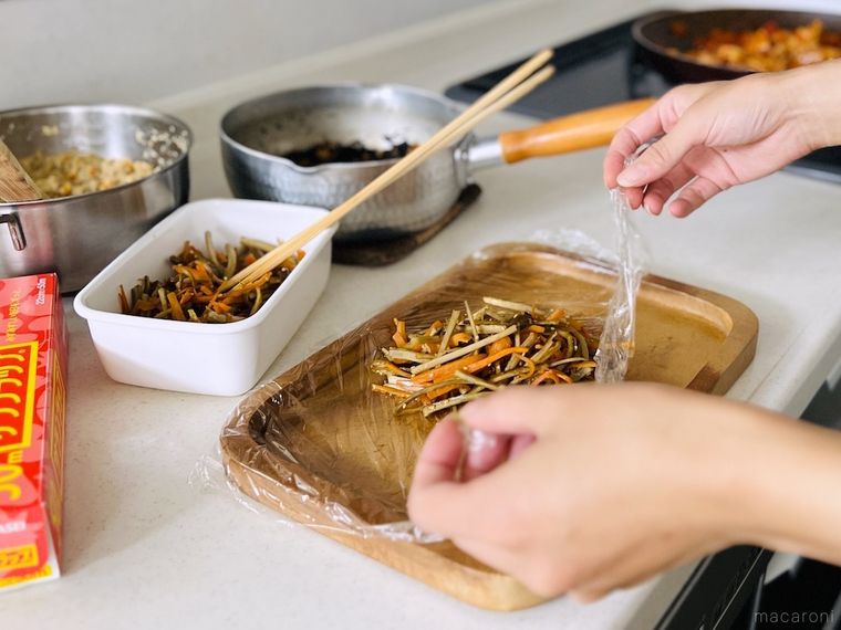 きんぴらごぼうをラップで包んでいる様子