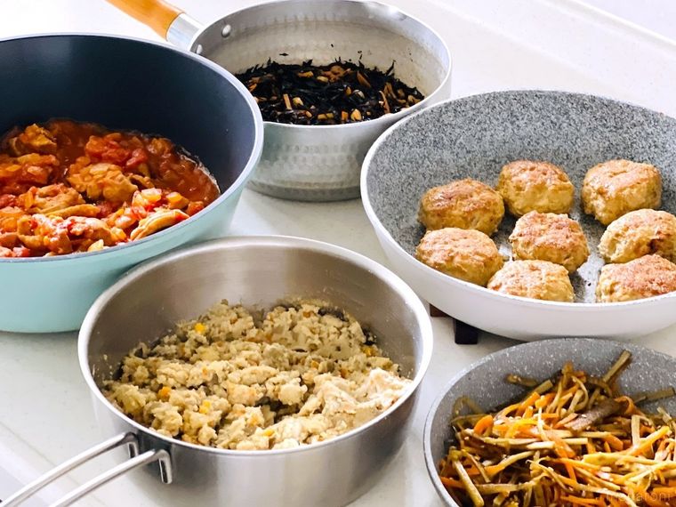 おからの煮物、きんぴらごぼう、つくね、ひじきの煮物、チキンのトマト煮込み