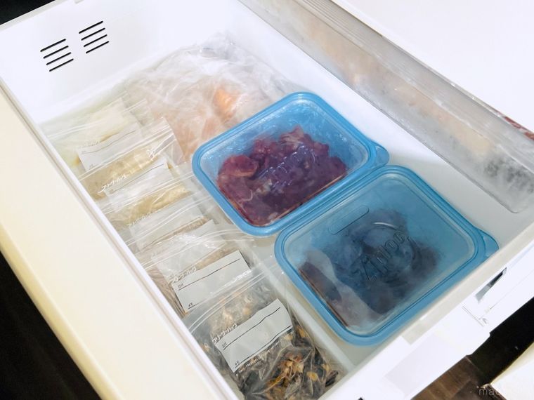 作り置きおかずを冷凍庫に格納した様子