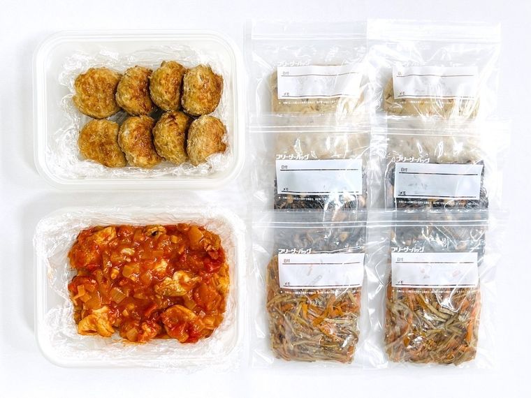 つくね、チキンのトマト煮込み、おからの煮物、ひじきの煮物、きんぴらごぼうを保存容器や保存袋に入れた様子