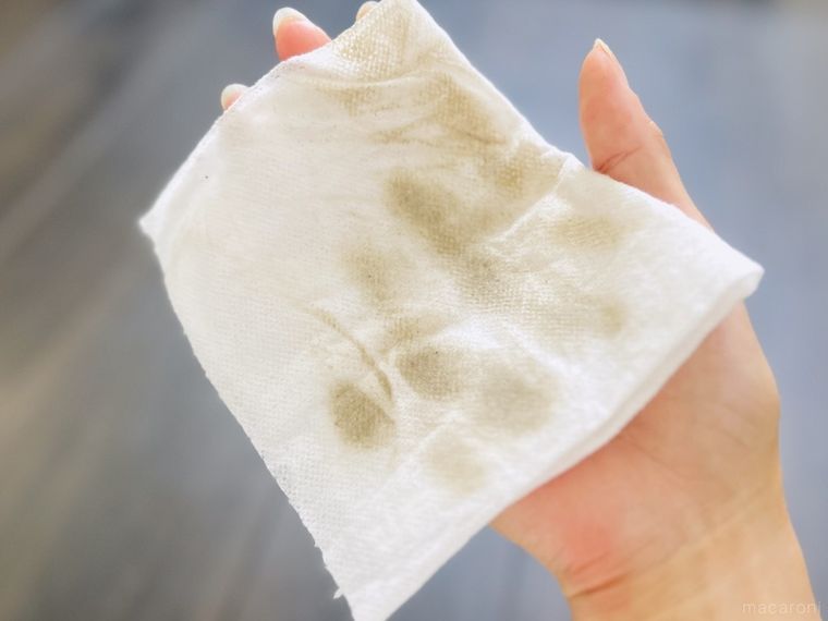 汚れた不織布キッチンタオルを手で持っている様子