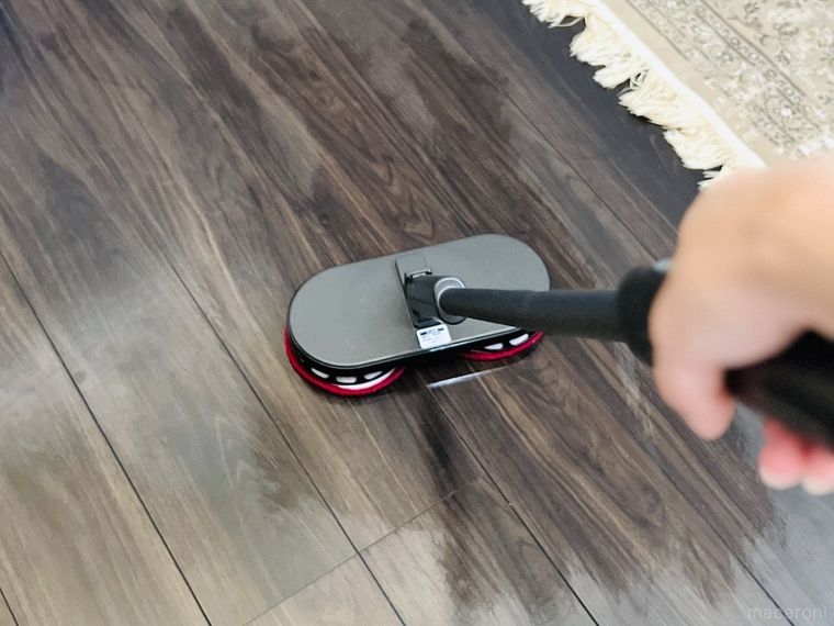 電動モップでフローリングを掃除している様子