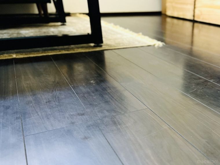 汚れやザラつきが目立つフローリング