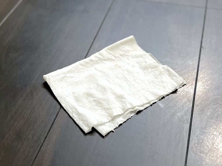 フローリングの上に不織布キッチンタオルが置かれている様子