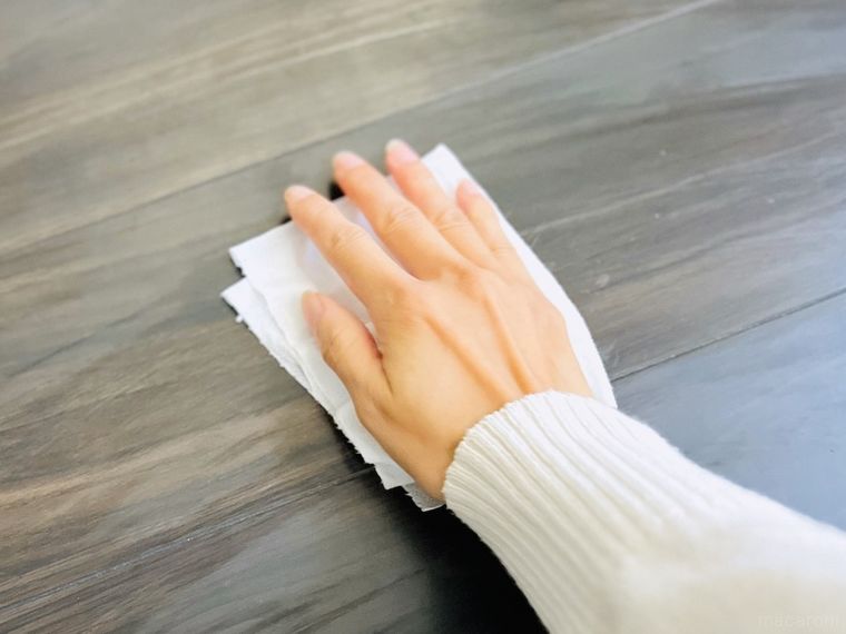 不織布キッチンタオルで床を拭いている様子