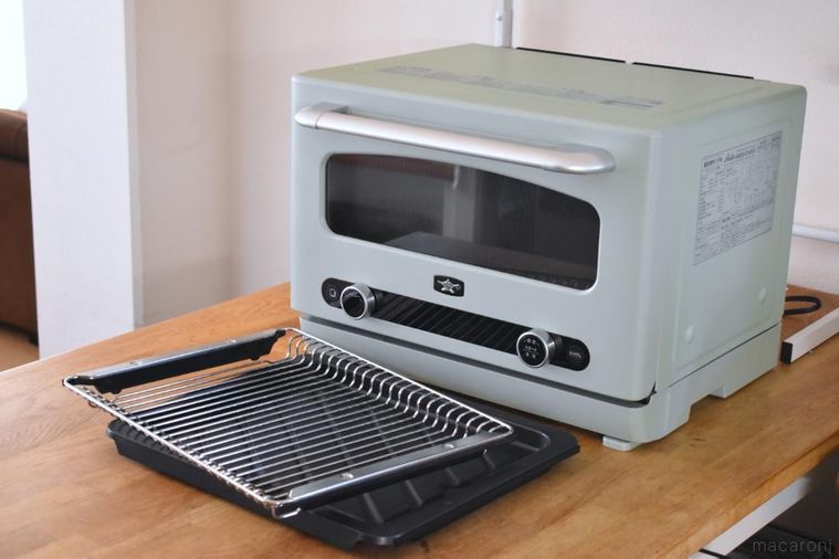 カウンターに設置したオーブンレンジと2種のトレイ