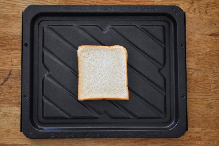 トレイに置いた食パン1枚