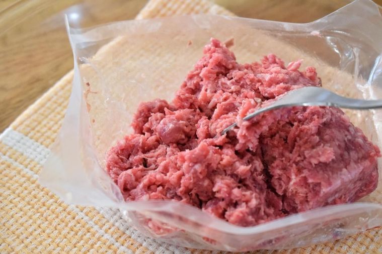 解凍してフォークで砕いたひき肉