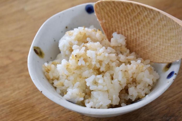 茶碗によそってしゃもじを添えたごはん