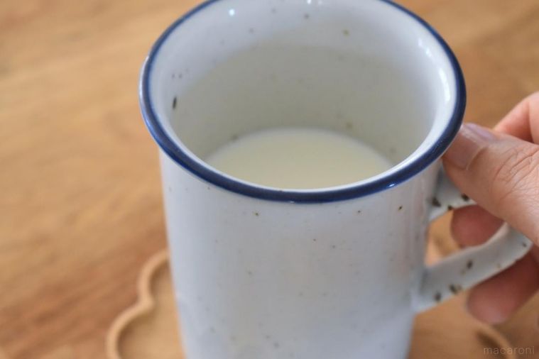 牛乳を入れたカップ