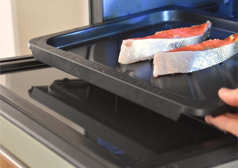 魚を並べたトレイ