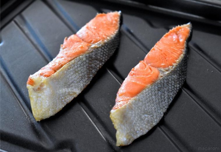 トレイに並べた焼き魚2枚