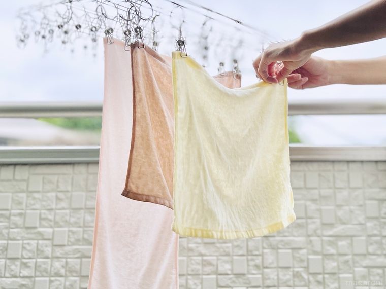 ハンドタオルとフェイスタオルをピンチハンガーに干している様子