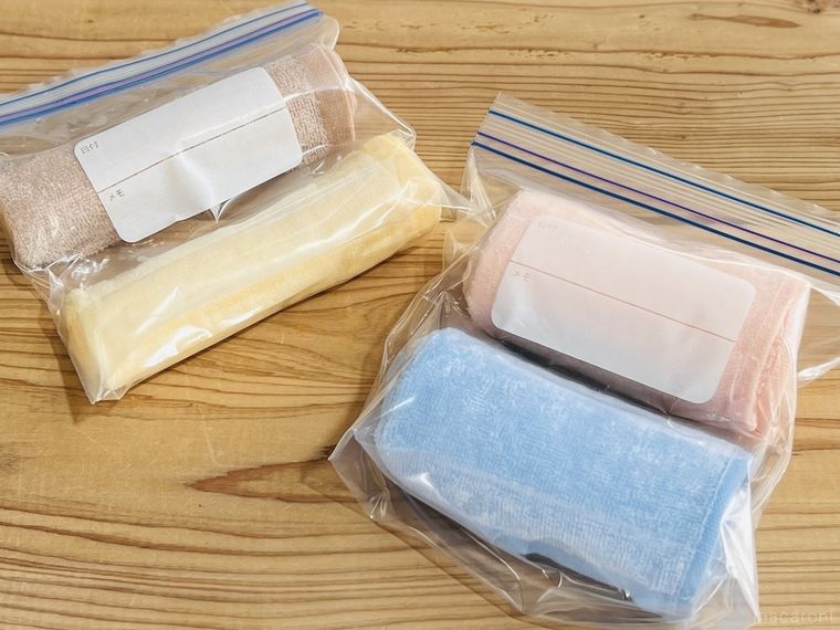 ジップ付きのポリ袋におしぼりを入れた様子