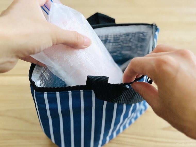 冷凍おしぼりを保冷バッグに入れている様子