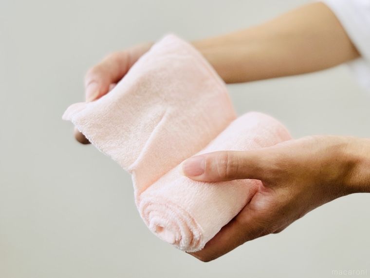 冷凍おしぼりをほぐしている様子