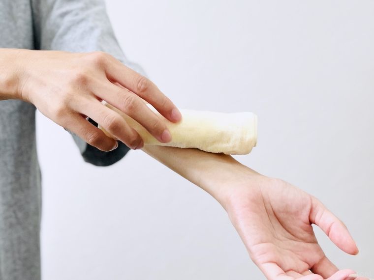冷凍おしぼりを腕に当てている様子