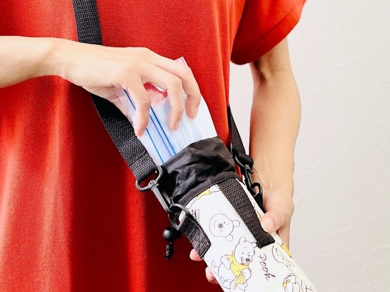 冷凍おしぼりを保冷のペットボトルホルダーに入れている様子