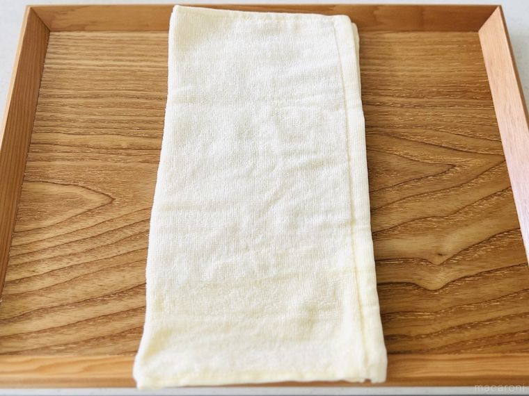 濡れたハンドタオルを半分に折った様子