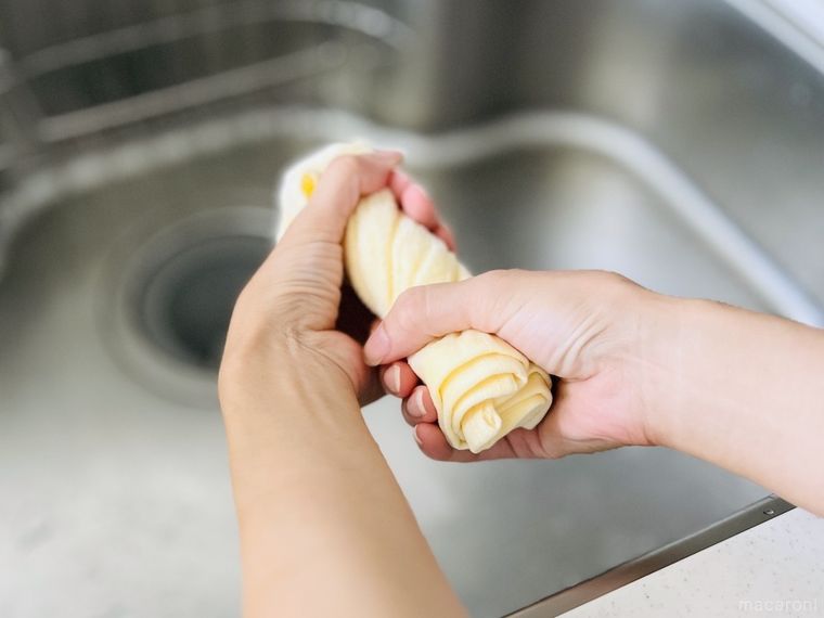 濡れたハンドタオルを絞っている様子