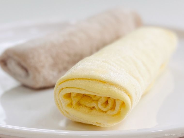 白い皿の上に冷凍おしぼりがのっている様子