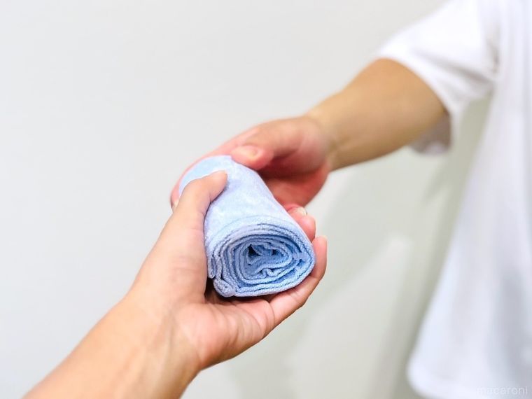 冷凍おしぼりを手渡している様子