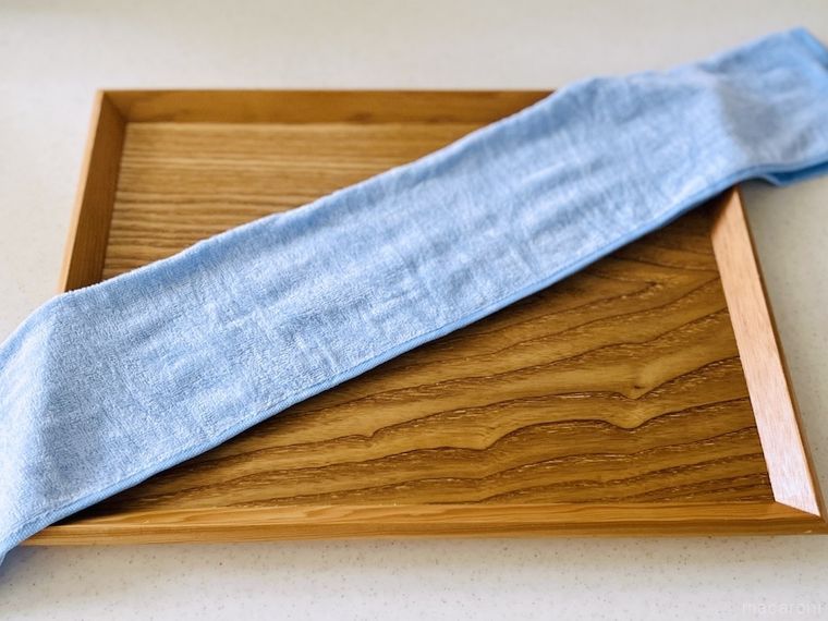 濡れたフェイスタオルを縦半分に折った様子